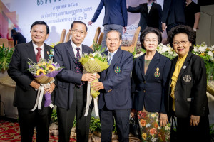รับรางวัล แพทย์ต้นแบบแพทยสภา 13