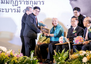 รับรางวัล แพทย์ต้นแบบแพทยสภา 6