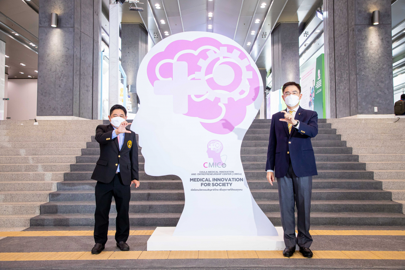 018 ศ.นพ.รังสรรค์ ฤกษ์นิมิตร (ซ้าย) ศ.ดร.บัณฑิต เอื้ออาภรณ์ (ขวา)