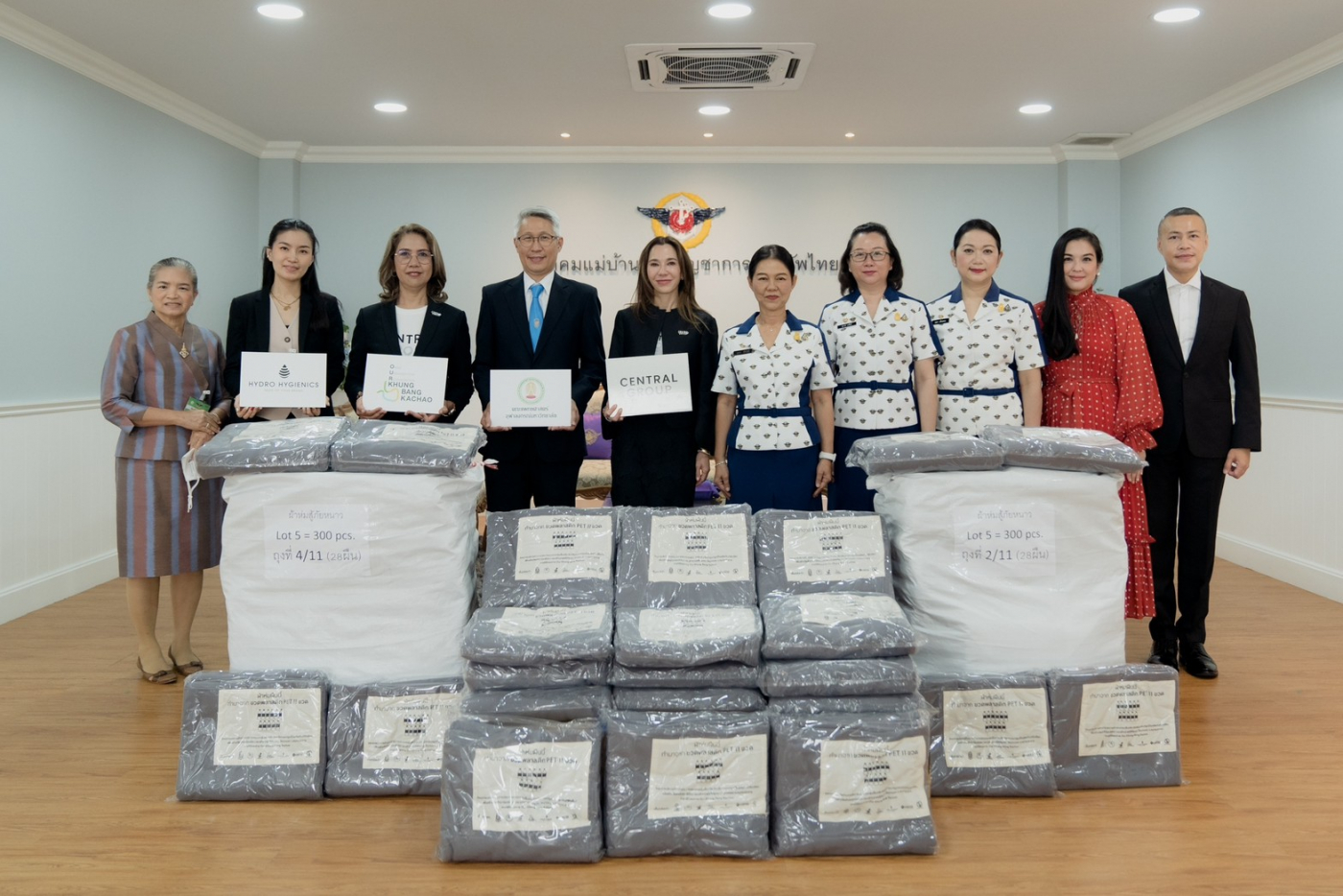 LINE_ALBUM_ส่งมอบผ้าห่มจากขวดกองทัพไทย_230127_11