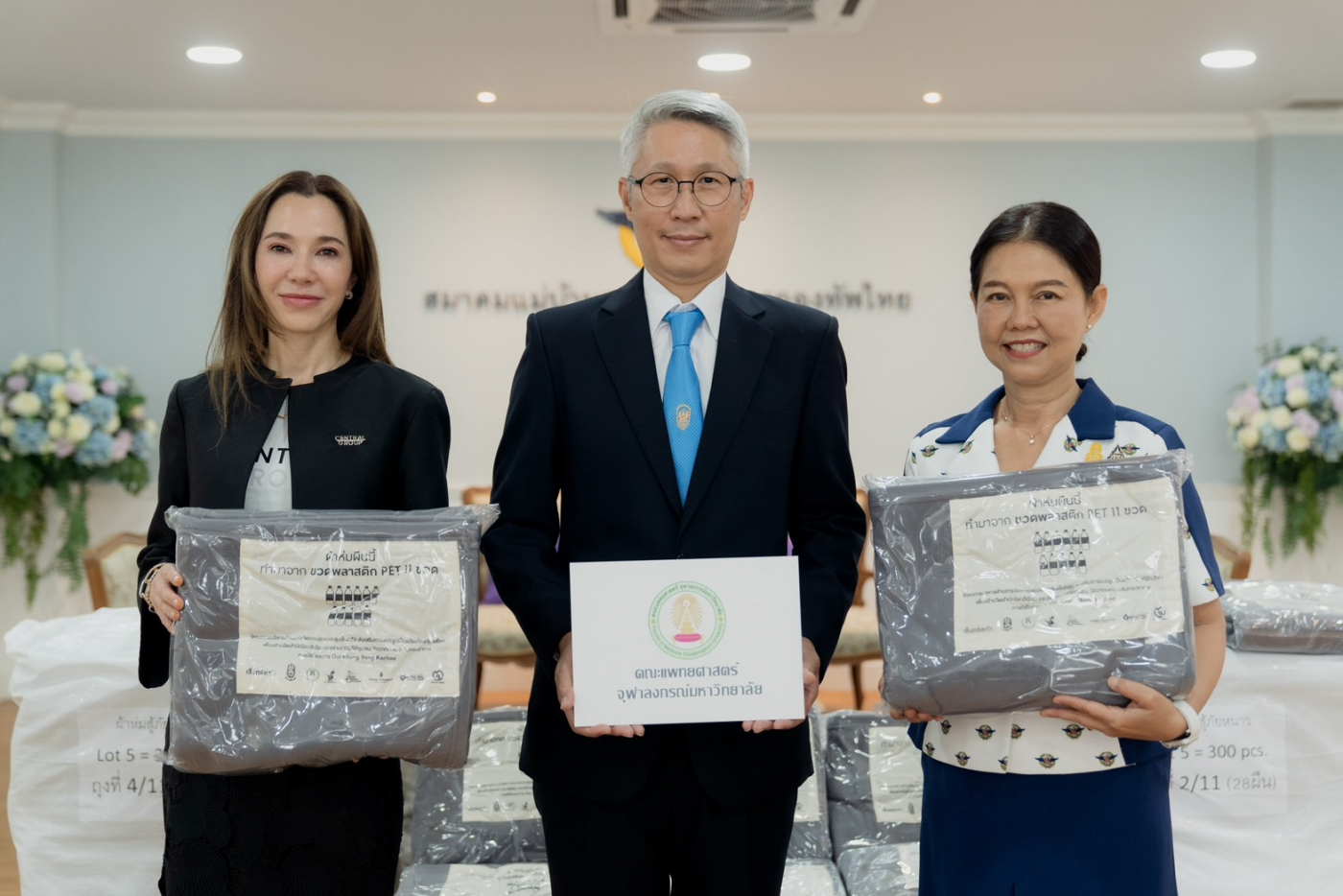 LINE_ALBUM_ส่งมอบผ้าห่มจากขวดกองทัพไทย_230127_19