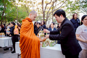 LINE_ALBUM_ตักบาตรจุฬาฯ_260107_13-010