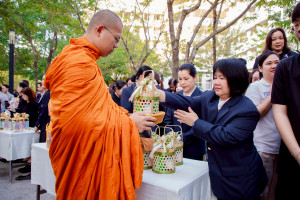 LINE_ALBUM_ตักบาตรจุฬาฯ_260107_13-044