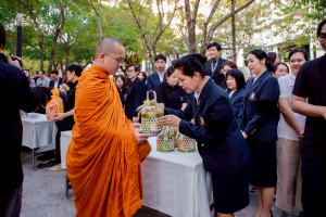 LINE_ALBUM_ตักบาตรจุฬาฯ_260107_13-045