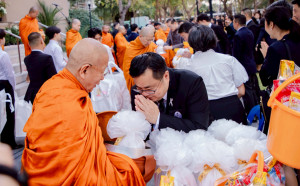 LINE_ALBUM_ตักบาตรจุฬาฯ_260107_13-05 copy